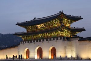 Lugares turísticos en Corea y la puerta principal del Palacio Gyeongbokgung, Gwanghwamun, vista de noche.